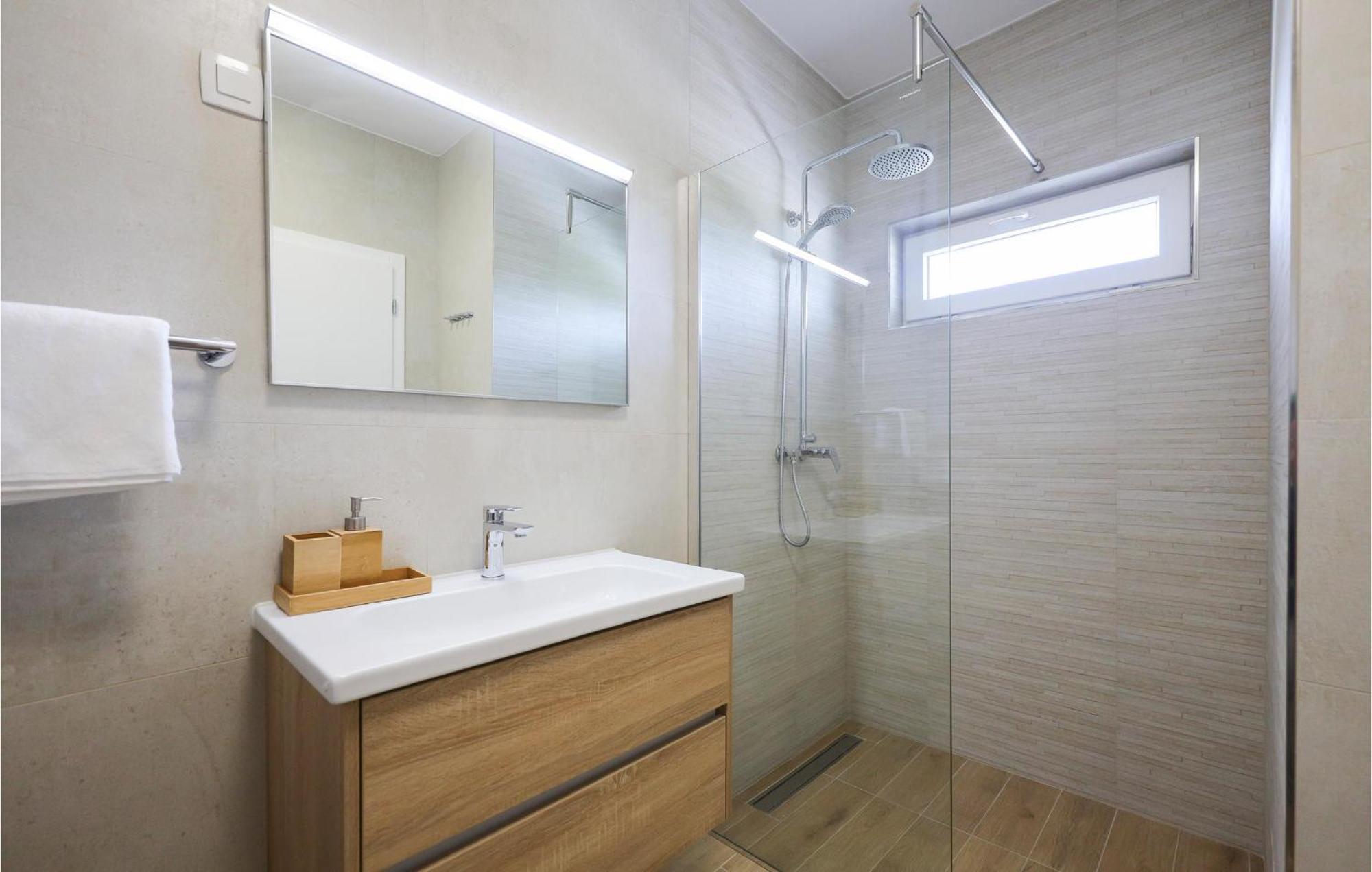Stunning Home In Vrsi With Kitchen エクステリア 写真