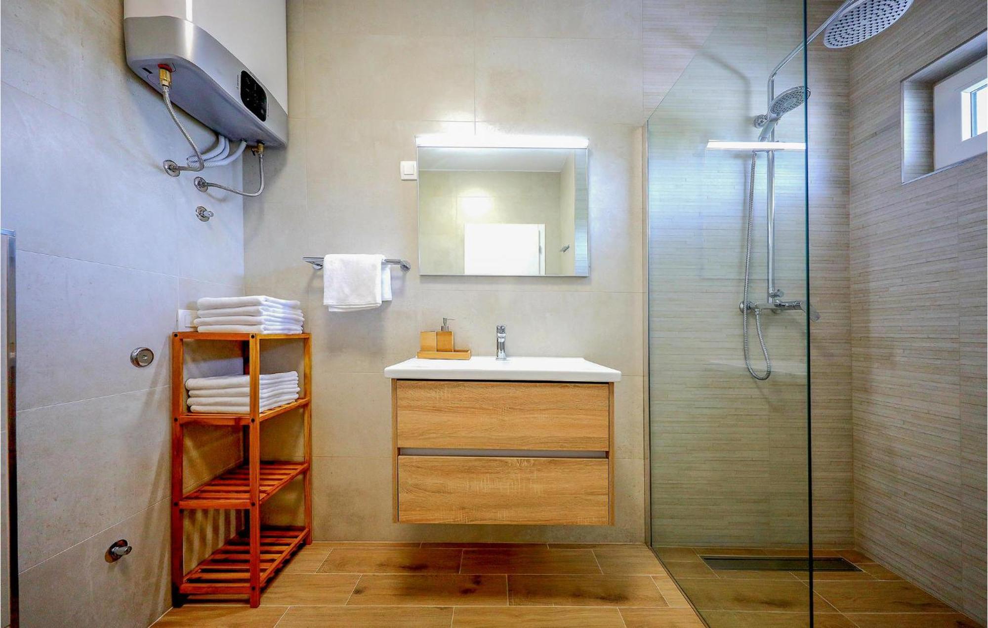 Stunning Home In Vrsi With Kitchen エクステリア 写真